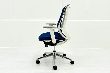 オカムラ シルフィーチェア 中古 2021年製 ハイバック 可動肘 OKAMURA Sylphy クッション 中古オフィス家具 C685BW-FMP3 ミディアムブルーの画像