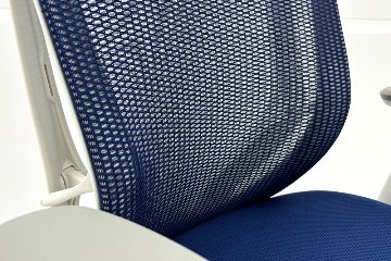 オカムラ シルフィーチェア 中古 2021年製 ハイバック 可動肘 OKAMURA Sylphy クッション 中古オフィス家具 C685BW-FMP3 ミディアムブルーの画像