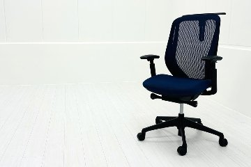 オカムラ シルフィーチェア 2016年製 ハイバック 可動肘 中古チェア OKAMURA Sylphy クッション 中古オフィス家具 ミディアムブルーの画像