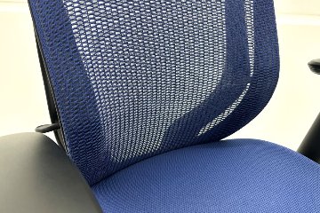 オカムラ シルフィーチェア 2016年製 ハイバック 可動肘 中古チェア OKAMURA Sylphy クッション 中古オフィス家具 ミディアムブルーの画像