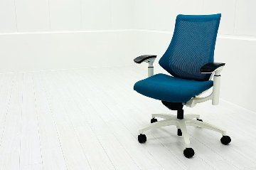 イトーキ エフチェア 2018年製 中古 オフィスチェア ハイバックメッシュ 可動肘 事務椅子 ITOKI 中古オフィス家具 ブルーの画像