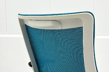 イトーキ エフチェア 2018年製 中古 オフィスチェア ハイバックメッシュ 可動肘 事務椅子 ITOKI 中古オフィス家具 ブルーの画像