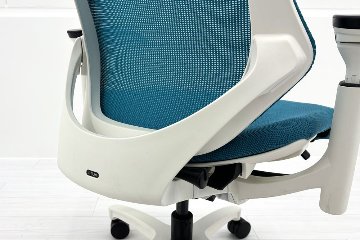 イトーキ エフチェア 2018年製 中古 オフィスチェア ハイバックメッシュ 可動肘 事務椅子 ITOKI 中古オフィス家具 ブルーの画像
