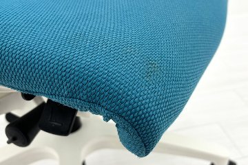 イトーキ エフチェア 2018年製 中古 オフィスチェア ハイバックメッシュ 可動肘 事務椅子 ITOKI 中古オフィス家具 ブルーの画像