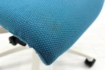 イトーキ エフチェア 2018年製 中古 オフィスチェア ハイバックメッシュ 可動肘 事務椅子 ITOKI 中古オフィス家具 ブルーの画像