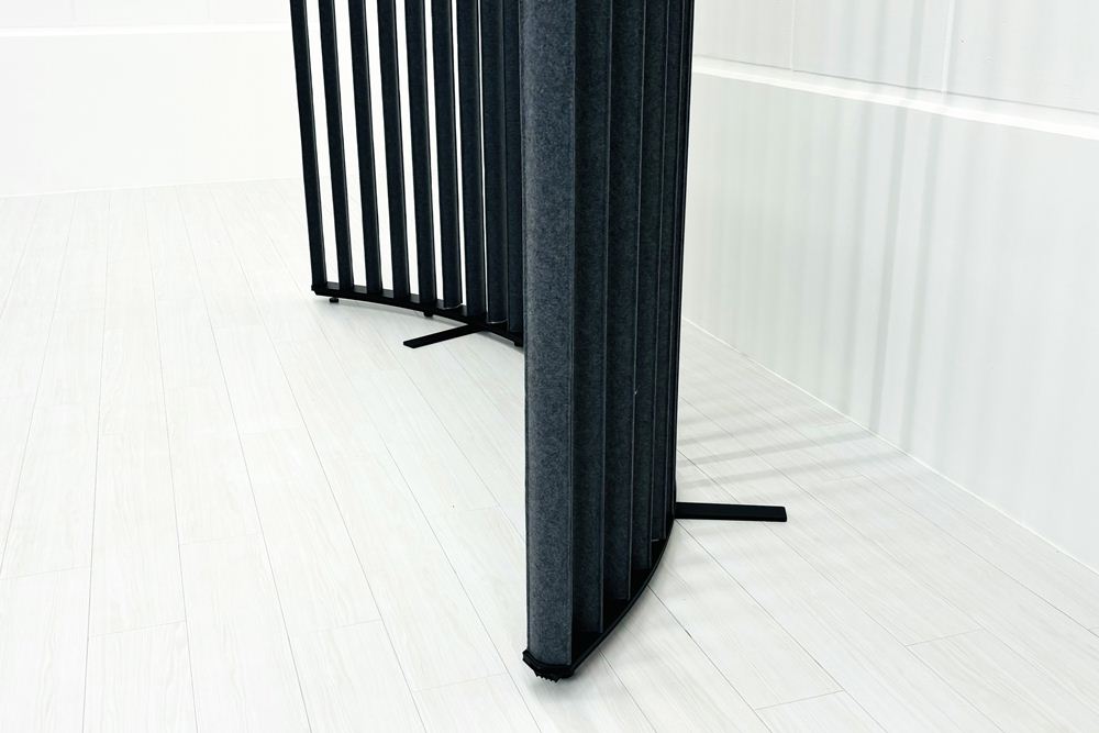 ルーバースクリーン コクヨ ストライプル stripel 中古 ラウンドタイプ 【2枚セット】 パーテーション ファブリックタイプ 1275/500/1630 グレー系色の画像