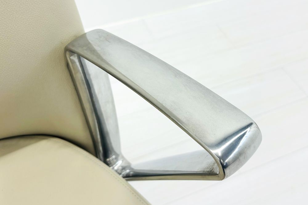 【ポリッシュ脚ピカピカ磨き有！】 ノール Knoll ノル リミックスチェア 中古 2020年製 ハイバック アルミループ肘 アルミミラー脚 レザー ベージュの画像