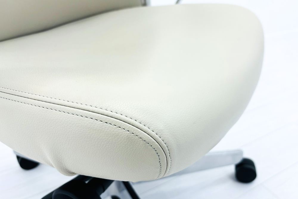 【ポリッシュ脚ピカピカ磨き有！】 ノール Knoll ノル リミックスチェア 中古 2020年製 ハイバック アルミループ肘 アルミミラー脚 レザー ベージュの画像
