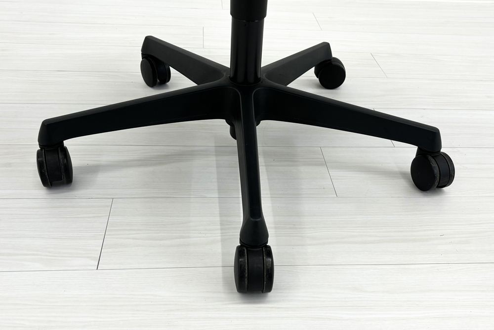 オカムラ エスクードチェア 中古 肘無 事務椅子 中古オフィス家具 OKAMURA ESCUDO ハイバック ダークブルーの画像