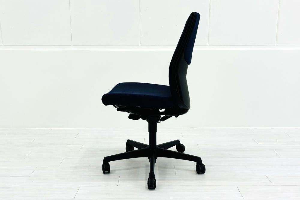 オカムラ エスクードチェア 中古 肘無 事務椅子 中古オフィス家具 OKAMURA ESCUDO ハイバック ダークブルーの画像