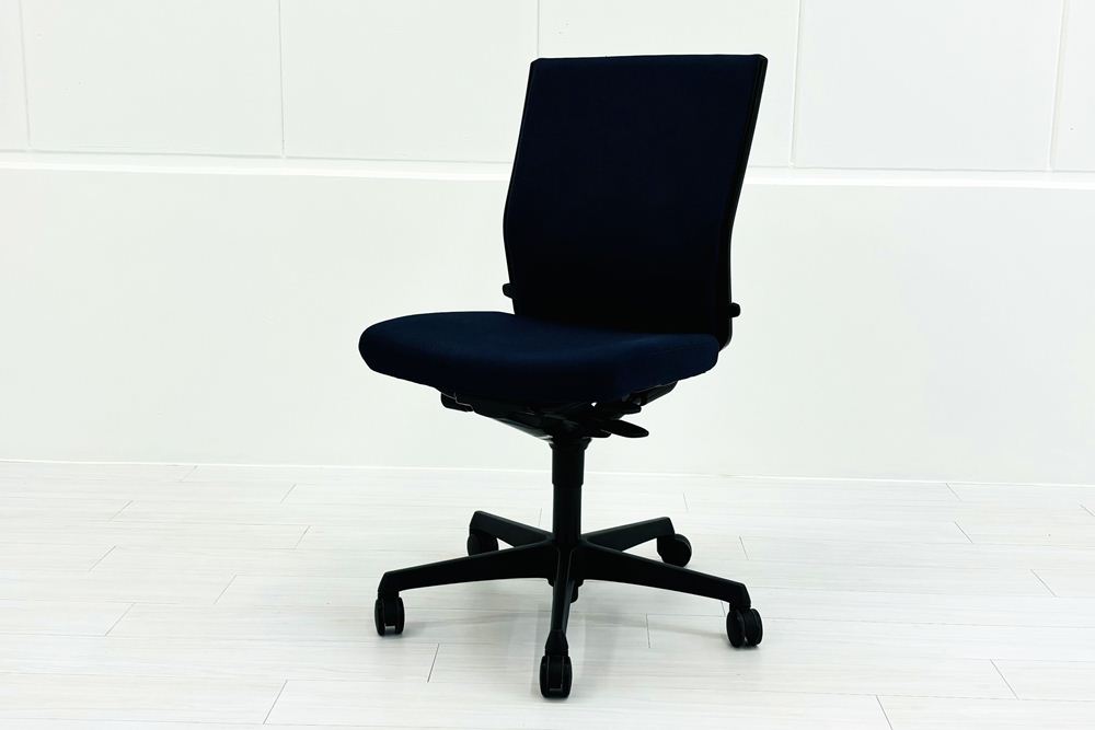 オカムラ ESCUDO オフィスチェア② エスクードシリーズ ネイビー系 OKAMURA 札幌市北区屯田 中古 オカムラ エスクードチェア ダークブルー | 中古オフィス