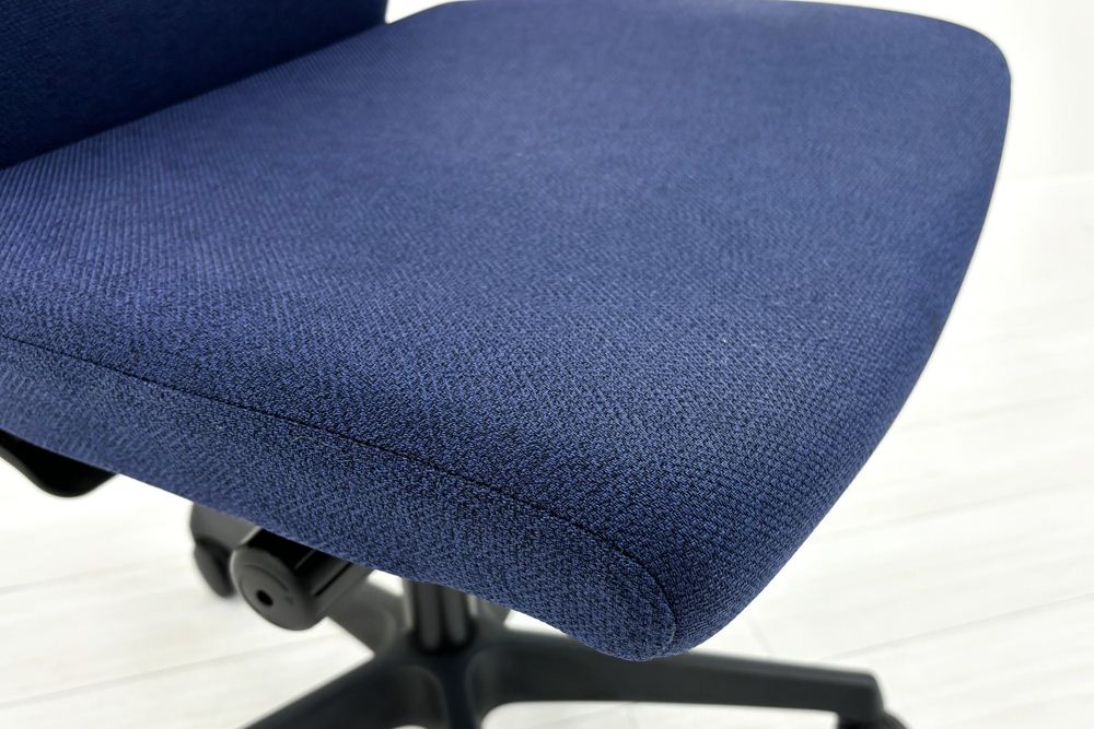 オカムラ エスクードチェア 中古 肘無 事務椅子 中古オフィス家具 OKAMURA ESCUDO ハイバック ダークブルーの画像