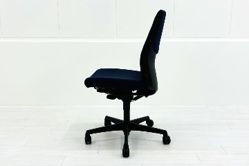 オカムラ エスクードチェア 中古 肘無 事務椅子 中古オフィス家具 OKAMURA ESCUDO ハイバック ダークブルーの画像