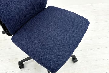 オカムラ エスクードチェア 中古 肘無 事務椅子 中古オフィス家具 OKAMURA ESCUDO ハイバック ダークブルーの画像