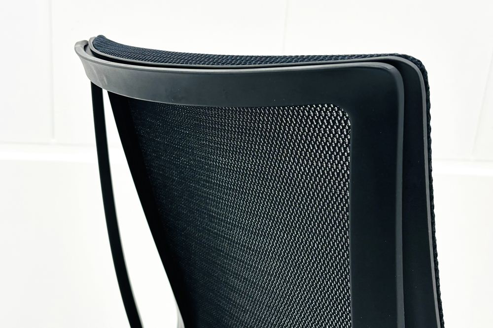 コクヨ デュオラチェア 中古 2022年製 ハイバック 背メッシュ KOKUYO Duora クッション 肘無 中古オフィス家具 ブラックの画像