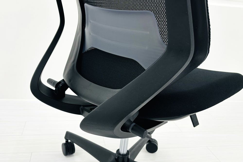 コクヨ デュオラチェア 中古 2022年製 ハイバック 背メッシュ KOKUYO Duora クッション 肘無 中古オフィス家具 ブラックの画像