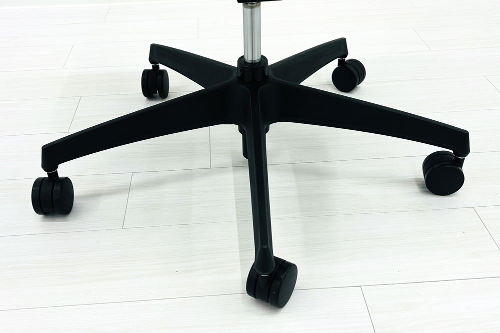 コクヨ デュオラチェア 中古 2022年製 ハイバック 背メッシュ KOKUYO Duora クッション 肘無 中古オフィス家具 ブラックの画像