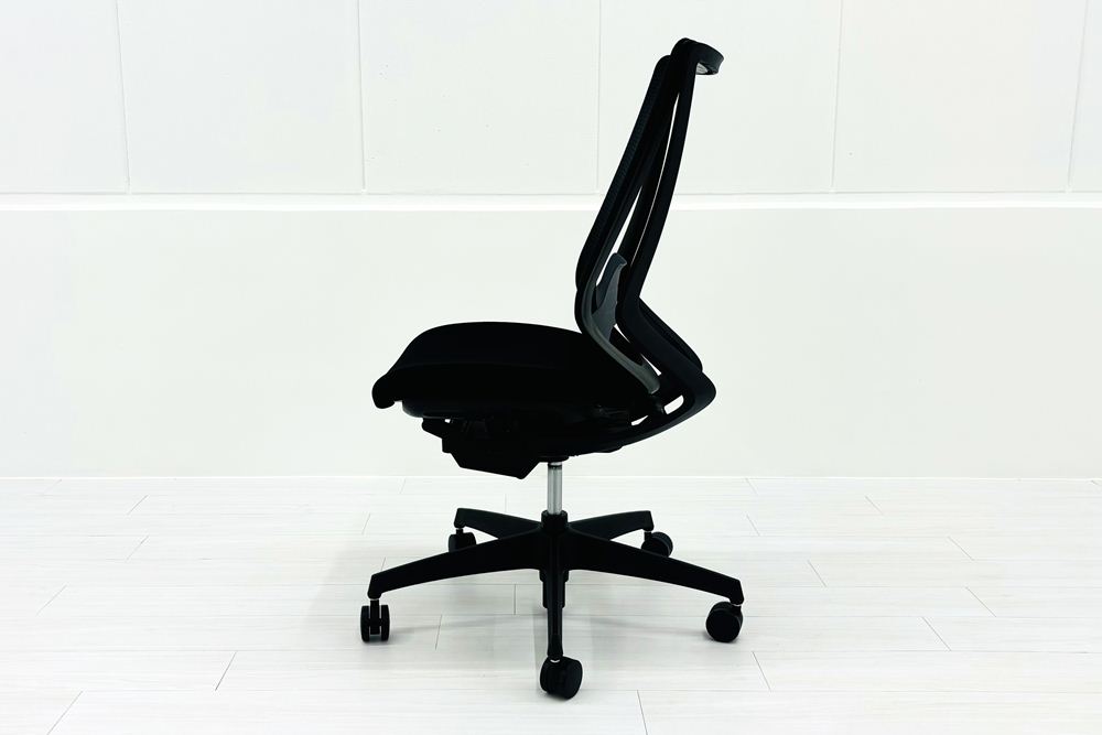 コクヨ デュオラチェア 中古 2022年製 ハイバック 背メッシュ KOKUYO Duora クッション 肘無 中古オフィス家具 ブラックの画像