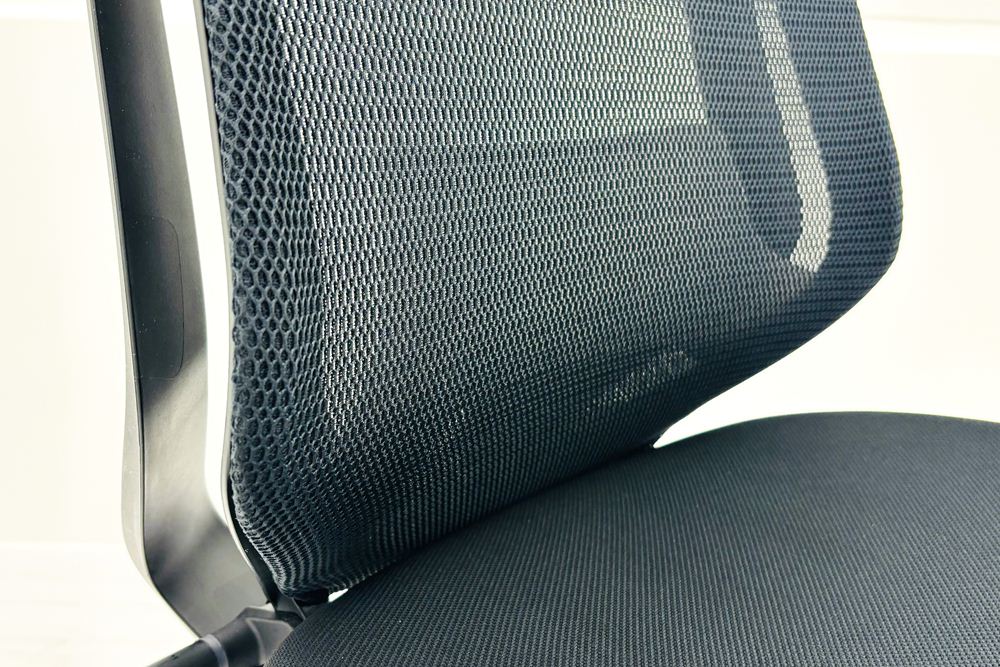 コクヨ デュオラチェア 中古 2022年製 ハイバック 背メッシュ KOKUYO Duora クッション 肘無 中古オフィス家具 ブラックの画像