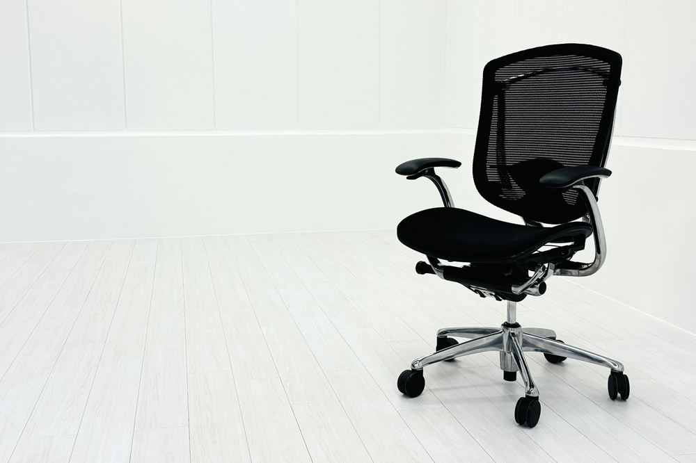 オカムラ コンテッサチェア 中古 OKAMURA Contessa 座クッション 固定肘 中古オフィス家具 ポリッシュフレーム ブラックの画像