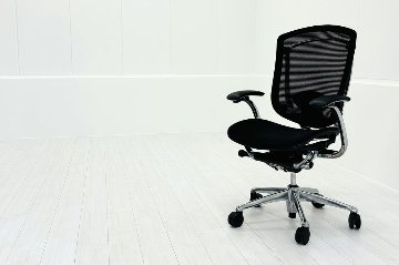 オカムラ コンテッサチェア 中古 OKAMURA Contessa 座クッション 固定肘 中古オフィス家具 ポリッシュフレーム ブラックの画像