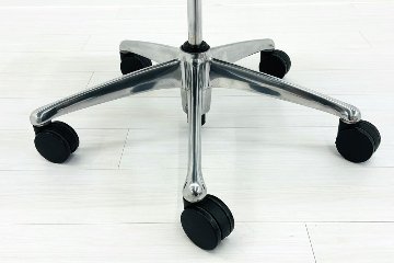 オカムラ コンテッサチェア 中古 OKAMURA Contessa 座クッション 固定肘 中古オフィス家具 ポリッシュフレーム ブラックの画像