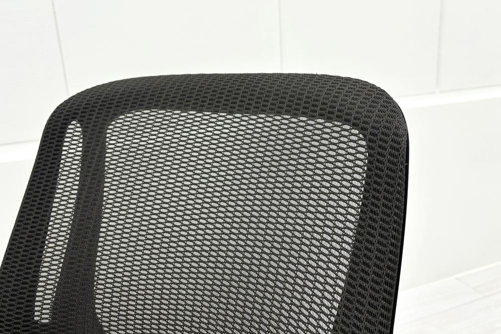 オカムラ シルフィーチェア 中古 2020年製 ローバック 固定肘 OKAMURA Sylphy 中古オフィスチェア 中古オフィス家具 ミディアムグレーの画像