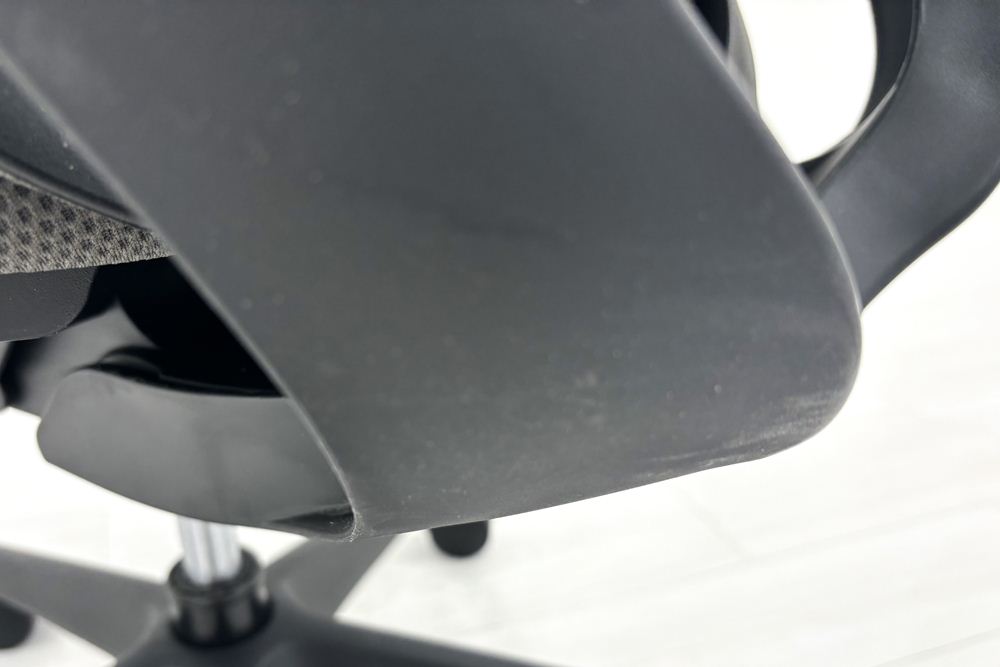 オカムラ シルフィーチェア 中古 2020年製 ローバック 固定肘 OKAMURA Sylphy 中古オフィスチェア 中古オフィス家具 ミディアムグレーの画像