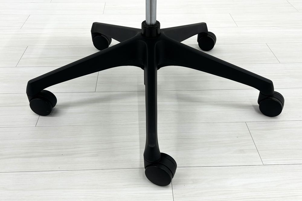 オカムラ シルフィーチェア 中古 2020年製 ローバック 固定肘 OKAMURA Sylphy 中古オフィスチェア 中古オフィス家具 ミディアムグレーの画像