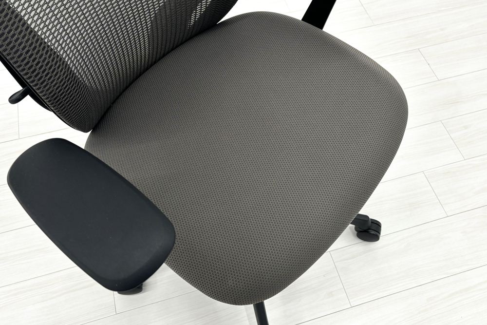 オカムラ シルフィーチェア 中古 2020年製 ローバック 固定肘 OKAMURA Sylphy 中古オフィスチェア 中古オフィス家具 ミディアムグレーの画像