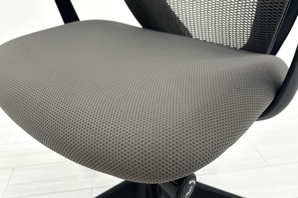 av　オカムラ　シルフィーチェア　ローバック　固定肘　前傾機能　メッシュ　中古品 中古】シルフィーメッシュ オカムラ/okamura 肘付ローバック