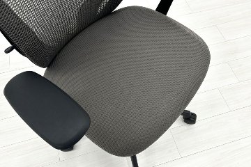 オカムラ シルフィーチェア 中古 2020年製 ローバック 固定肘 OKAMURA Sylphy 中古オフィスチェア 中古オフィス家具 ミディアムグレーの画像