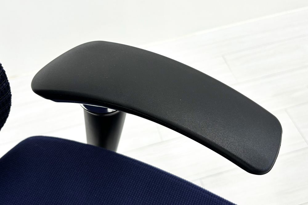 オカムラ バロンチェア 中古 2018年製 可動肘(アジャストアーム) ハイバック 座クッション 中古オフィス家具 ダークブルー OKAMURA Baronの画像