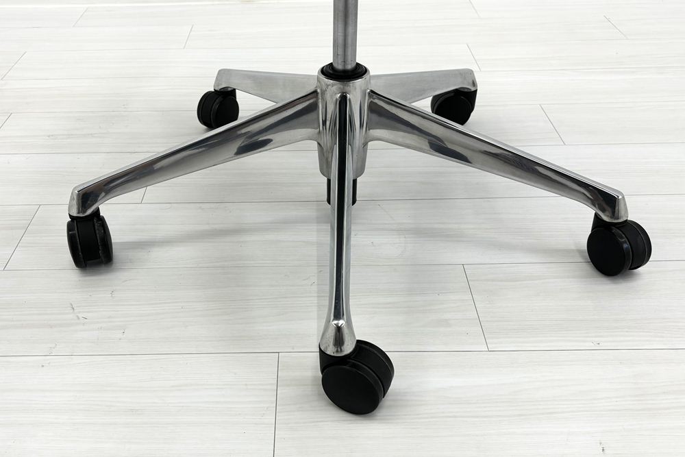 オカムラ バロンチェア 中古 2018年製 可動肘(アジャストアーム) ハイバック 座クッション 中古オフィス家具 ダークブルー OKAMURA Baronの画像