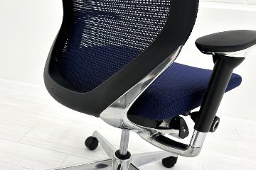 オカムラ バロンチェア 中古 2018年製 可動肘(アジャストアーム) ハイバック 座クッション 中古オフィス家具 ダークブルー OKAMURA Baronの画像