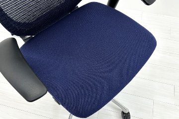 オカムラ バロンチェア 中古 2018年製 可動肘(アジャストアーム) ハイバック 座クッション 中古オフィス家具 ダークブルー OKAMURA Baronの画像