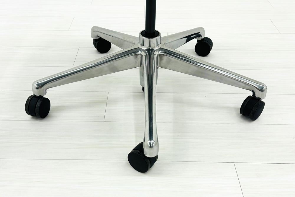 【未使用品】 ハーマンミラー アーロンチェア リマスタード Bサイズフル装備 中古 中古オフィス家具 ポリッシュドアルミニウムベースの画像