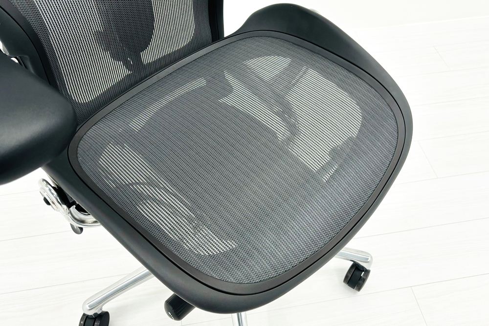 【未使用品】 ハーマンミラー アーロンチェア リマスタード Bサイズフル装備 中古 中古オフィス家具 ポリッシュドアルミニウムベースの画像