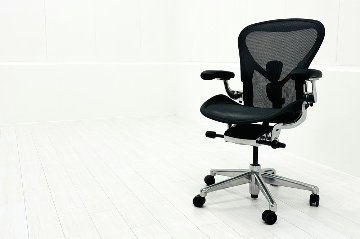 【未使用品】 ハーマンミラー アーロンチェア リマスタード Bサイズフル装備 中古 中古オフィス家具 ポリッシュドアルミニウムベースの画像