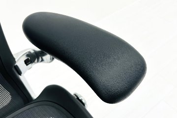 【未使用品】 ハーマンミラー アーロンチェア リマスタード Bサイズフル装備 中古 中古オフィス家具 ポリッシュドアルミニウムベースの画像
