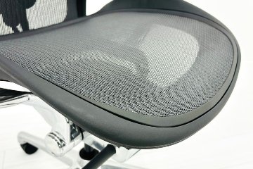 【未使用品】 ハーマンミラー アーロンチェア リマスタード Bサイズフル装備 中古 中古オフィス家具 ポリッシュドアルミニウムベースの画像