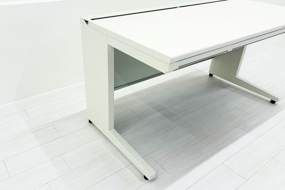 プラス 平机 中古 幅1400 事務机 オフィスデスク 中古オフィス家具 ホワイト 1400/700/720の画像