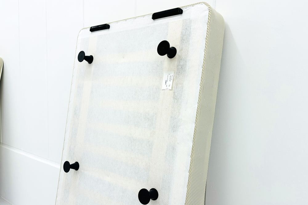 【土浦市倉庫引き取り限定】 セミダブル シモンズ ベッド 中古 展示品 幅1400mm SIMMONS ビューティーレスト 中古オフィス家具 1400/1950/460の画像