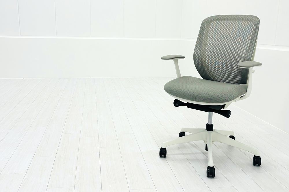 オカムラ シルフィーチェア 2017年製 ローバック 固定肘 中古 Sylphy メッシュ 中古オフィス家具 ライトグレーの画像