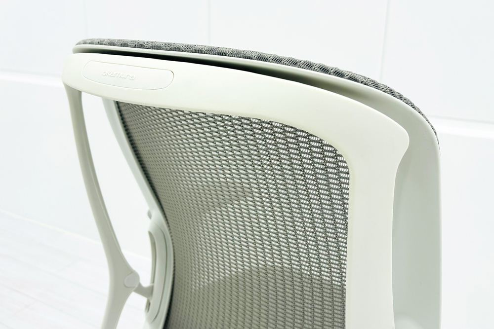 オカムラ シルフィーチェア 2017年製 ローバック 固定肘 中古 Sylphy メッシュ 中古オフィス家具 ライトグレーの画像