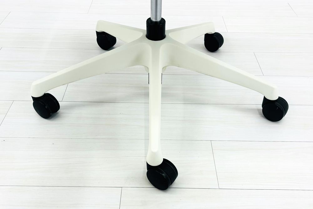 オカムラ シルフィーチェア 2017年製 ローバック 固定肘 中古 Sylphy メッシュ 中古オフィス家具 ライトグレーの画像