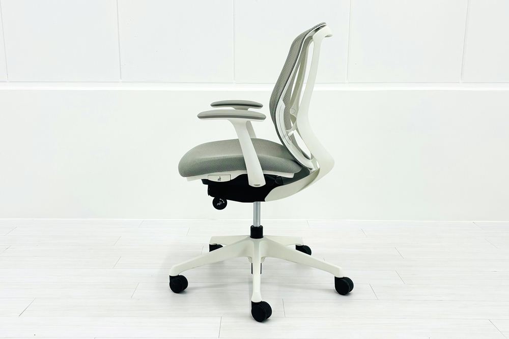 オカムラ シルフィーチェア 2017年製 ローバック 固定肘 中古 Sylphy メッシュ 中古オフィス家具 ライトグレーの画像