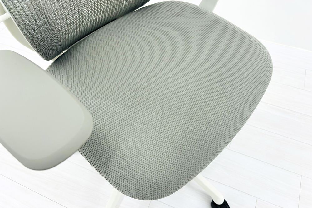 オカムラ シルフィーチェア 2017年製 ローバック 固定肘 中古 Sylphy メッシュ 中古オフィス家具 ライトグレーの画像