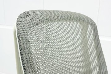 オカムラ シルフィーチェア 2017年製 ローバック 固定肘 中古 Sylphy メッシュ 中古オフィス家具 ライトグレーの画像