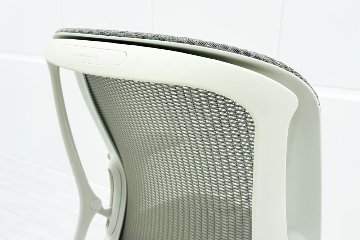 オカムラ シルフィーチェア 2017年製 ローバック 固定肘 中古 Sylphy メッシュ 中古オフィス家具 ライトグレーの画像